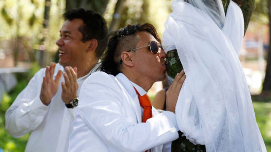 哥倫比亞一男子與樹結婚 倡導環境保護(組圖)