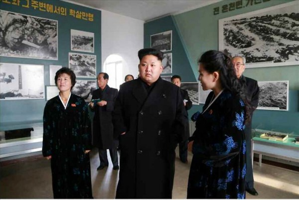 當(dāng)?shù)貢r(shí)間2014年11月25日，據(jù)朝鮮《勞動(dòng)新聞》報(bào)道，朝鮮領(lǐng)導(dǎo)人金正恩和妹妹金與正一起視察朝鮮反美