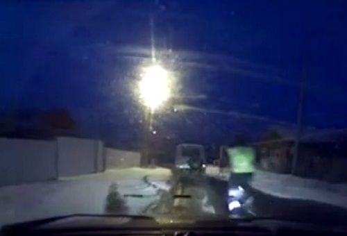 警車追逐中仍未追上可疑汽車，此時令人震驚的一幕出現，一名警察從警車中跳出來，向可疑車輛跑去。