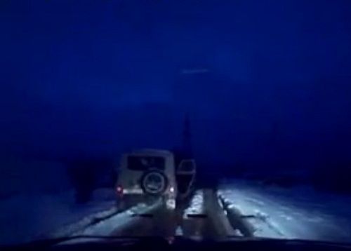 　　警察成功打開可疑汽車的車門并登上汽車，司機見狀立即停車及棄車逃走，警察則下車繼續追捕司機。