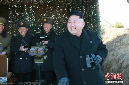 資料圖：當(dāng)?shù)貢r(shí)間2015年1月31日，據(jù)朝鮮《勞動(dòng)新聞》報(bào)道，朝鮮最高領(lǐng)導(dǎo)人近日視察朝鮮海空軍聯(lián)合演習(xí)，演習(xí)中還出動(dòng)了戰(zhàn)斗機(jī)和潛艇。