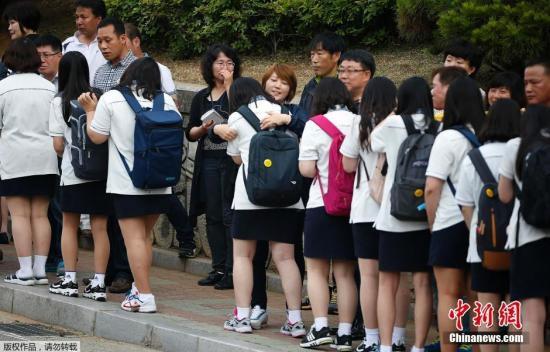 部分遇難學生的家長當天到學校迎接生還學生，學生和家長互相安慰和鼓勵。