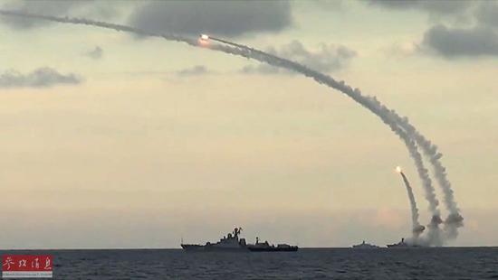 圖為里海艦隊軍艦從里海水域發(fā)射18枚“口徑-NK”巡航導彈。