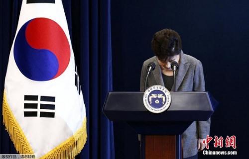 當地時間11月29日下午2時30分，韓國總統樸槿惠發表“親信門”事件后的第3次對國民談話。樸槿惠稱，將把總統任期相關問題交給國會和朝野兩黨決定，遵守相應規定。