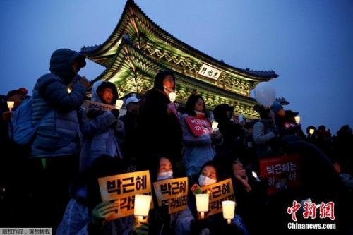韓國民眾要求樸槿惠下臺的燭光集會現場。