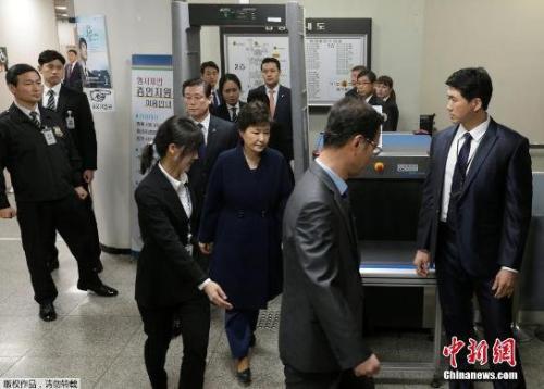 資料圖：當地時間3月30日，韓國法院就是否批捕前總統樸槿惠進行審理，樸槿惠以犯罪嫌疑人身份出庭接受拘捕令實質審查。