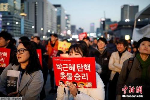 資料圖：當地時間3月10日上午，韓國憲法法院就總統彈劾案審判，樸槿惠被立即免去總統職務。當晚，韓國民眾走上首爾街頭舉行燭光集會。