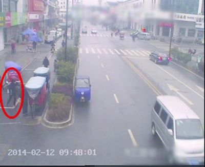 盡管嫌疑人拿走了金店內的監控設備，但他逃離過程中仍被道路監控拍下（紅圈中為嫌疑人）。