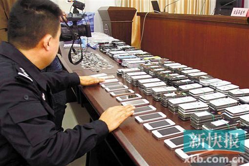 警方繳獲的贓物很多是高檔手機。新快報記者 陳榮炎/攝