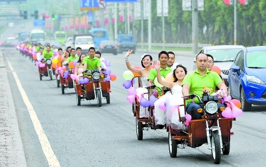 重慶兄妹同天辦婚禮 16輛電動(dòng)三輪組成婚車隊(duì)