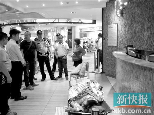 昨日，劉姐的行為引來(lái)眾人圍觀(guān)，警方再次到場(chǎng)進(jìn)行調(diào)解。