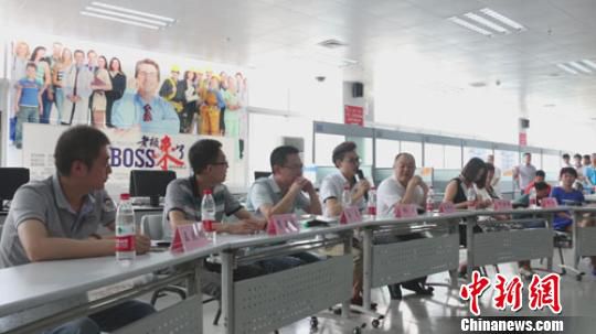 　招聘會現(xiàn)場，用人單位老板一字排開，與求職者面對面交流　李超慶　攝