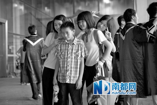 6月22日上午,楊六斤參觀深圳大學(xué)科技樓,雖然來到康橋書院才兩星期,但他卻已經(jīng)融入了同學(xué)們的生活中。</p><p>　　