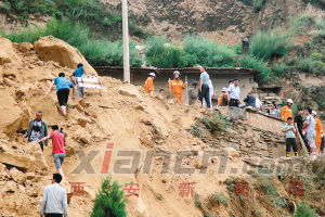 昨日，公安、消防人員在事故現場搜救