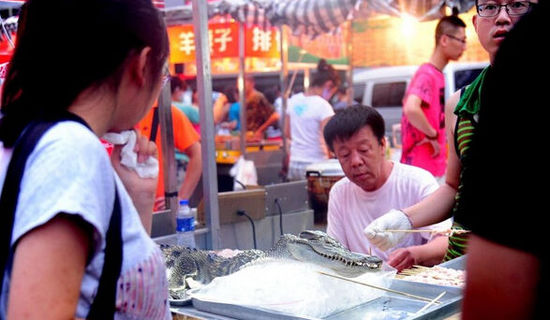 沈陽現“烤鱷魚肉”20元一串現烤現賣(圖)