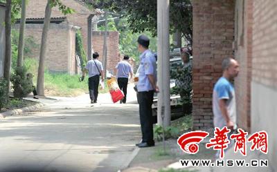 昨日，西安市閻良區(qū)譚家村，警方在事發(fā)的孫某家里勘查現(xiàn)場后，將提取的物證帶走 記者 黃利健 攝