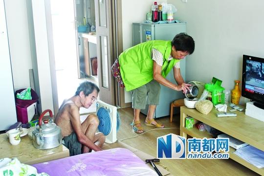居民徐阿姨去看望何譚送老人，并送去熱湯