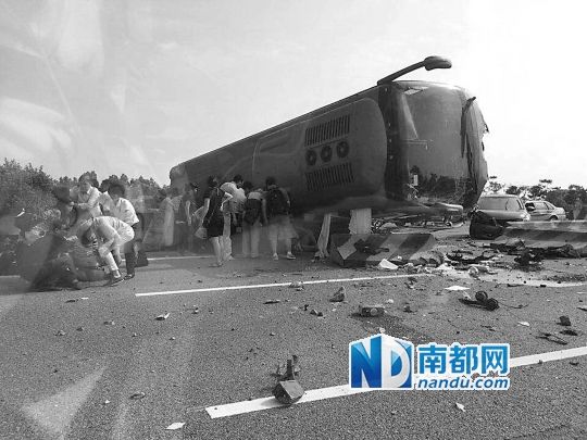 現(xiàn)場(chǎng)大客車側(cè)翻，玻璃碎落一地，車身卡在路邊水泥護(hù)欄上。 目擊者供圖