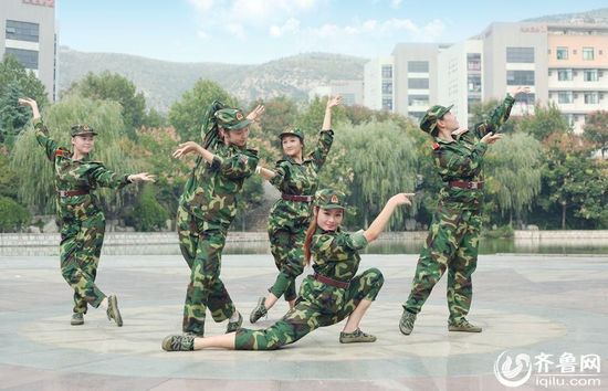 山東一藝術院校軍訓少女秀腿功