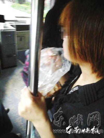 擁擠的公交車內，這位姑娘正在嚼螃蟹網友供圖