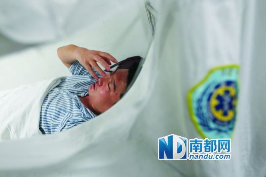 19日，北大深圳醫(yī)院，透過(guò)被撕破的工作服，急診科醫(yī)護(hù)人員申洪濤身體多處被醉酒男子抓傷。