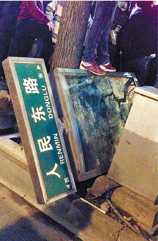 路牌都踩翻，還有人上了樹，城管不出手，也確實(shí)不大合適。