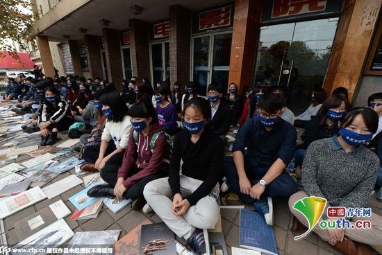 上海100名藝術家靜坐抗議中國當代藝術(圖)