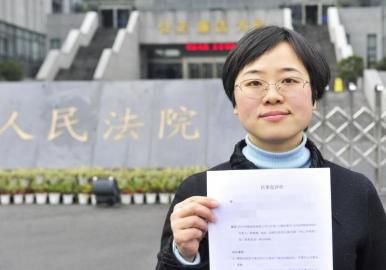 12月3日，起訴代理人出示公訴書。