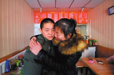 何女士找到了兒子小新后，把兒子緊緊抱在懷里。京華時(shí)報(bào)記者趙思衡攝
