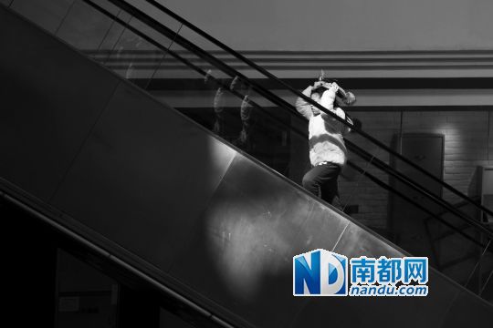 12月12日上午，正佳廣場內，任淘淘在扶梯上奔跑玩耍。