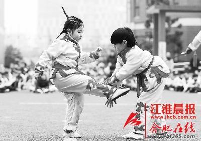 兩名小朋友在進行武術對打表演。
