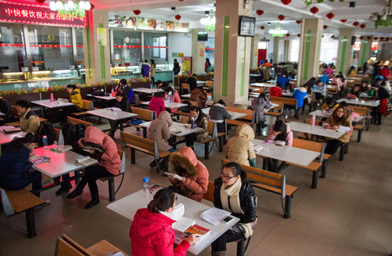 圖為在食堂內(nèi)復(fù)習(xí)的學(xué)生。
