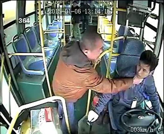 車載監控視頻顯示，806路公交車司機袁宋林在車輛行駛中拒絕一乘車男子提出停車的要求后，遭到該男子的反復毆打。視頻截圖