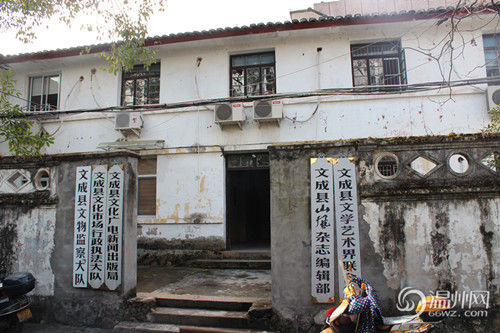 文成縣府大院除了主樓外，其他的基本為磚木結構的兩層小樓