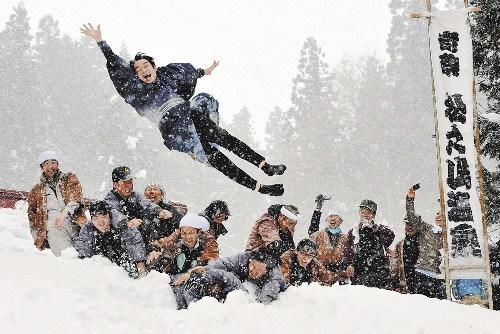 新婚男子被扔雪地里。