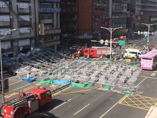 臺北市寧波東街和羅斯福路交叉口23日有腳手架倒塌，占據車道。臺灣“中央社”