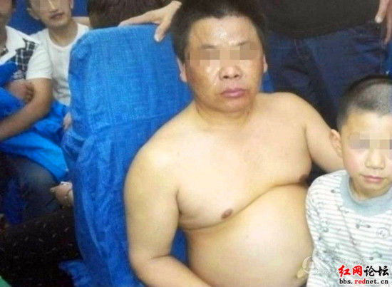 春運期間火車車廂擁擠 父子寒冬時節中暑(圖)