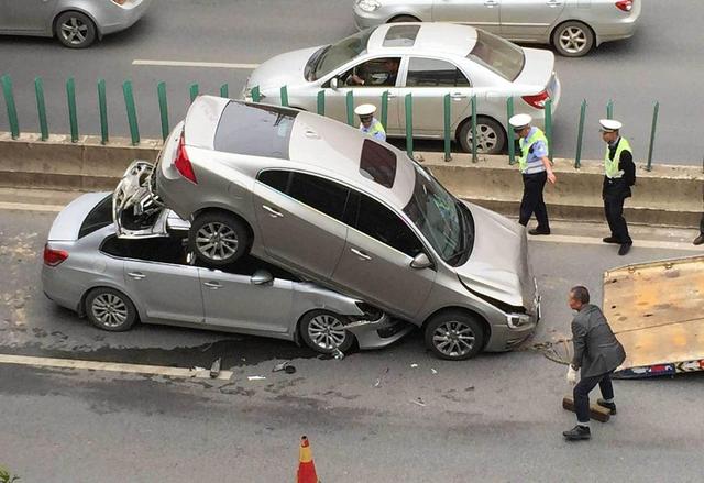 交警正在將兩車分開。
