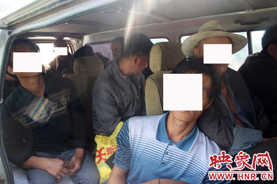 一輛8座的面包車竟然擠進17個人。