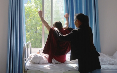 出院前，窗外透進一道陽光，打在他的身上。