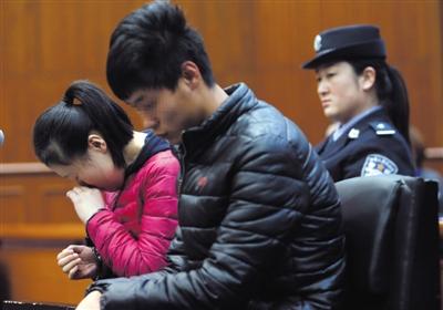 昨日，因殺死自己的親生兒子，被告人王某受審，其男友喬某則因涉嫌幫助毀滅證據(jù)罪受審。