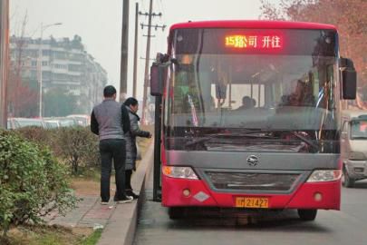 1月6日下午，資陽一輛15路公交車停靠在當(dāng)時事發(fā)車站。