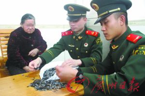 手機(jī)內(nèi)存卡因體積小、價(jià)值高，成為水客走私的“新寵”。圖為邊防官兵正在清點(diǎn)走私物品。