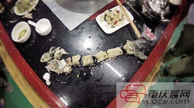 拼出魚骨，推斷魚沒有3斤8兩。 本報記者 平索茜 攝