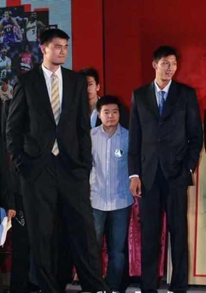 鄧超夫婦以及于嘉、林書豪，放在人群里都是不錯的身高，顯然，他們選錯了參照物。