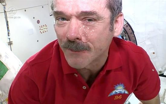 加拿大宇航局宇航員克里斯·哈德菲爾德（Chris Hadfield）演示了在低重力環境下哭泣的效果.