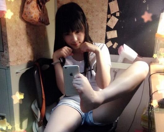 妹子們每周花至少五小時自拍，到底是為啥？