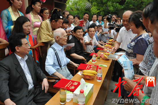 余光中、汪國真做客杜甫故里 共話詩圣家國情懷
