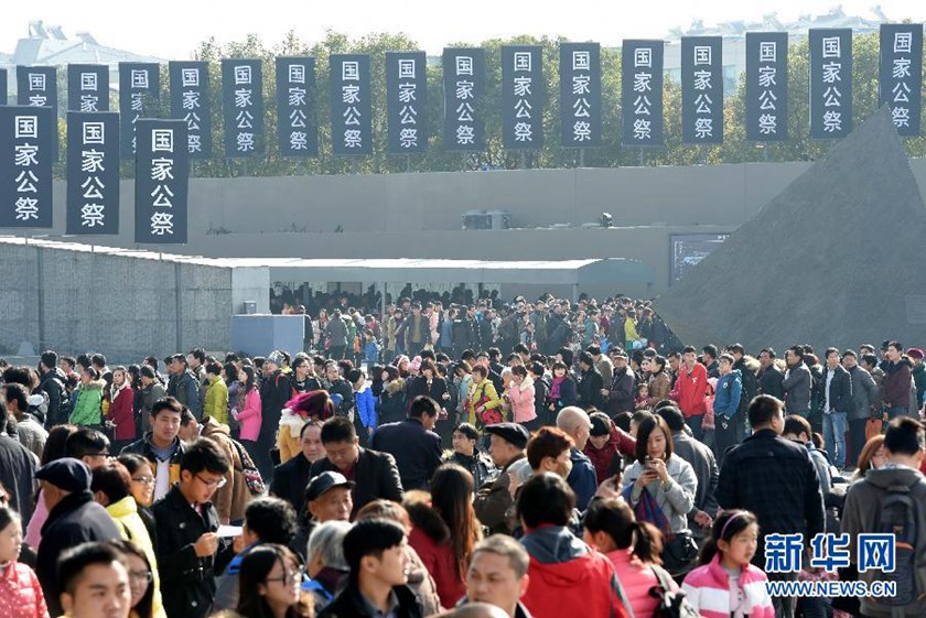 12月14日,參觀者在南京大屠殺遇難同胞紀念館參觀?！　⌒氯A社記者孫參攝