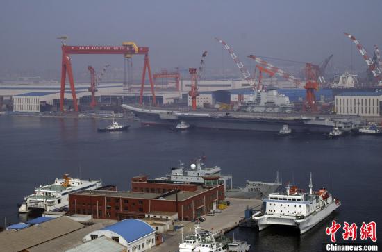 8月30日9時30分許，中國航母平臺在經過第十次海試后，平穩地停靠在遼寧大連港碼頭。